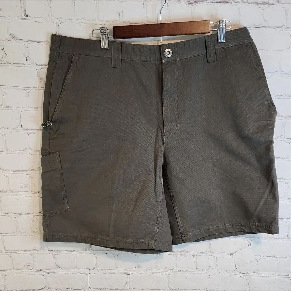 Men's Columbia flat front shorts, size 38